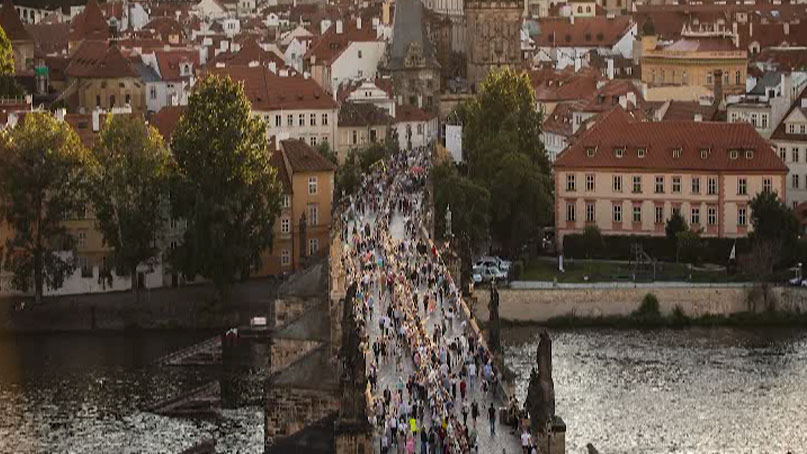 '봉쇄 해제 축하' 체코 프라하 시민들 '500m 식탁' 만찬