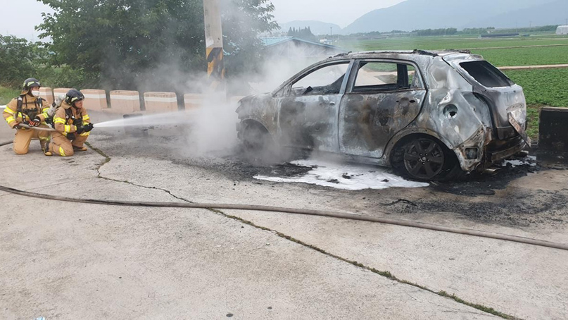 경남 밀양 농로에서 차량 화재로 1명 부상…'극단적 선택 추정'