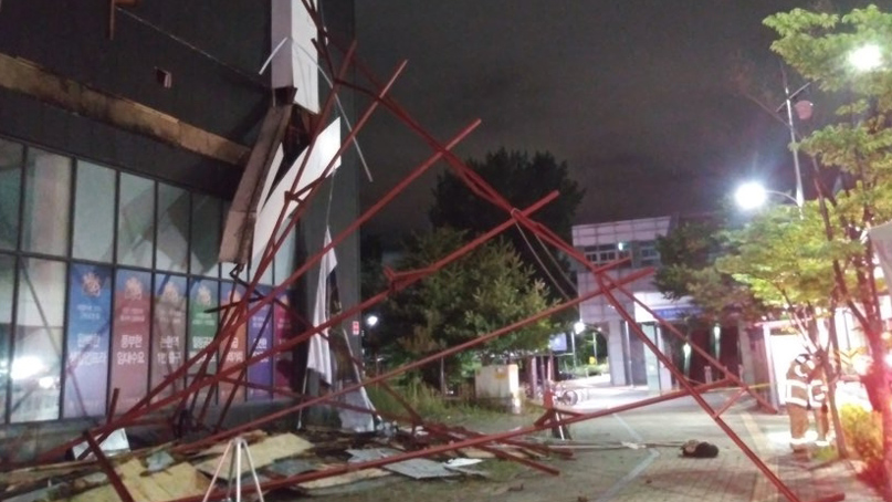 인천 모델하우스 외벽 철제구조물 떨어져 차량 2대 파손