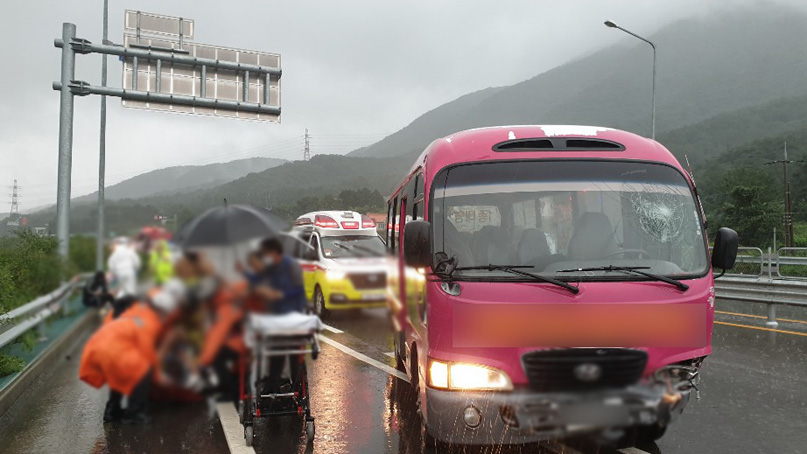 빗길에 미끄러진 버스 가드레일 충돌…5명 부상