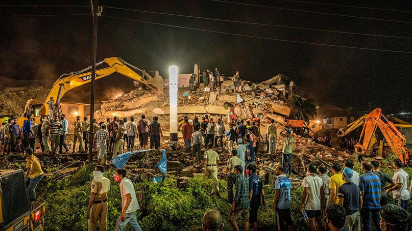 인도 5층 건물 붕괴 현장서 28시간 만에 여성 구조…'13명 사망'