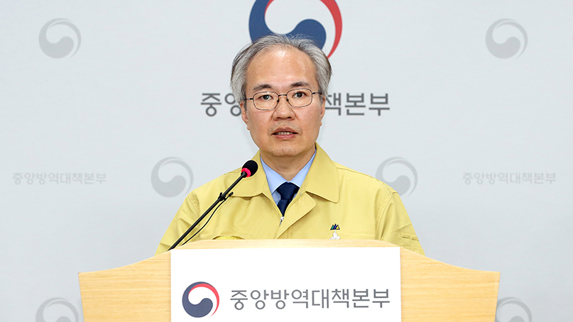권준욱 '전세계 3차 세계대전 치르는 중'…팬데믹 심각 강조
