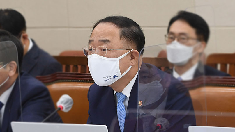 홍남기 '대주주 기준 3억원으로 진행' 수정안 고수
