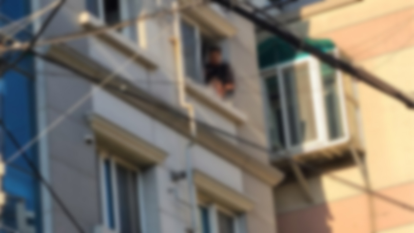 40대男 오피스텔 4층서 흉기 투신소동…테이저건 쏴 구조
