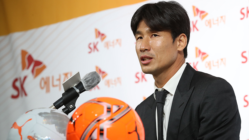 18년간의 프로축구 선수 생활을 마무리하고 그라운드를 떠나는 '패트리엇' 정조국이 9일 오후 서울 종로구 축구회관에서 열린 은퇴 기자회견에서 소감을 밝히고 있다. / 연합뉴스