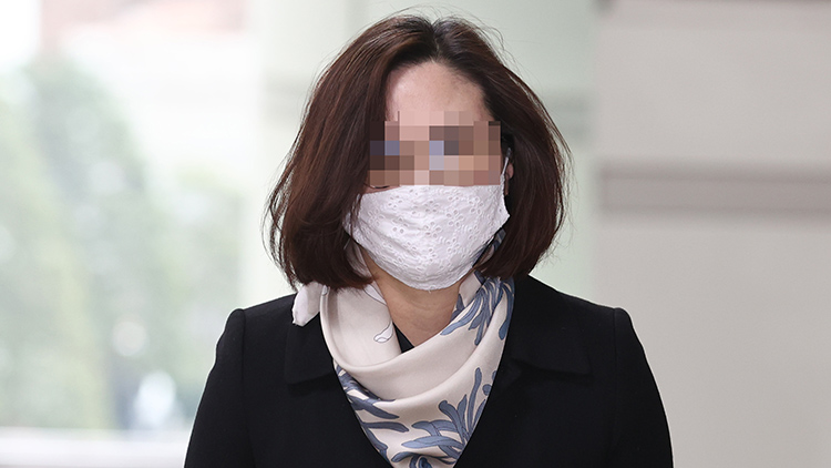 조국 부인 정경심, 1심서 징역 4년…법정 구속