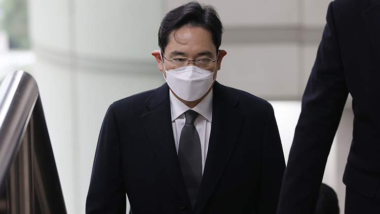'국정농단' 이재용 파기환송심 징역 2년 6개월 실형