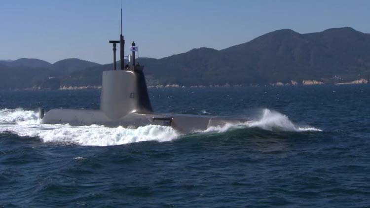 [취재후 Talk] 민간선박에 예인된 잠수함…스타일 구긴 해군