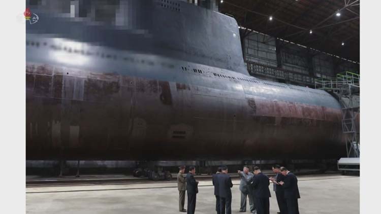 [취재후 Talk] 민간선박에 예인된 잠수함…스타일 구긴 해군