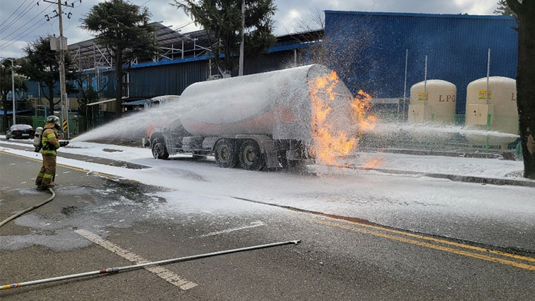LPG 충전하던 탱크로리 화재…폭발 없었지만 운전자 화상