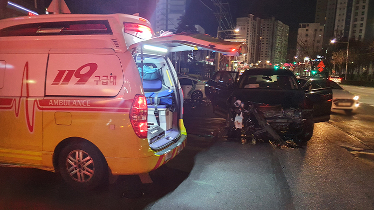신호 위반 음주운전 차량, 일가족 탄 승용차 충돌 '4명 부상'