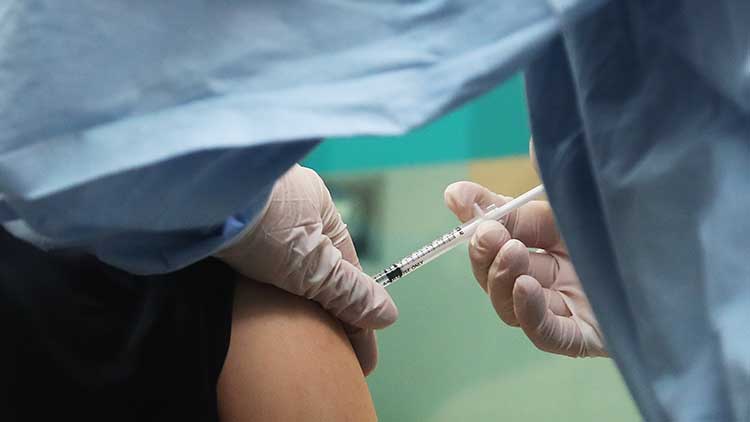백신접종 22만명 넘어…사망자 6명·아나필락시스 13건 확인