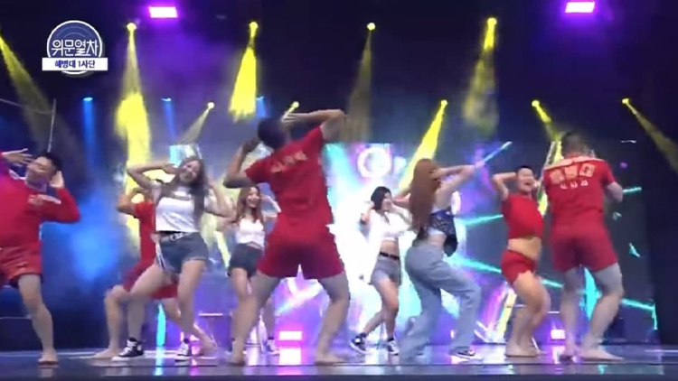 지난 2019년 8월 해병 제1사단 위문열차(국방TV) 공연에서 걸그룹 브레이브걸스와 1사단 해병대원들이 함께 '롤린' 음악에 맞춰 춤을 추는 모습. / 국방TV 캡처