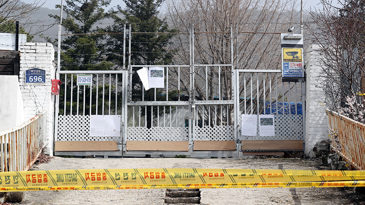 확진자 무더기로 나와 폐쇄된 강화도 폐교 정문 / 연합뉴스