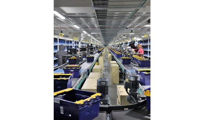 자동화시스템 QPS를 도입한 김포 물류센터 / 출처: 컬리