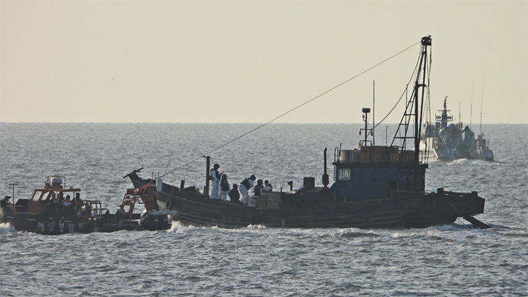 중국어선 연평도 해역 불법조업 나포…실종된 선원 해경 수색