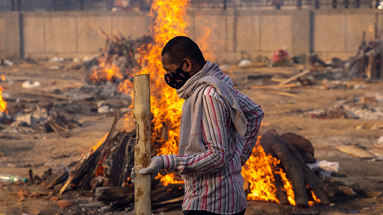 인도 코로나 확진자, 연일 세계 최고치…대규모 화장도