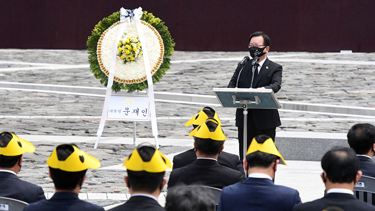 김부겸 국무총리가 23일 오전 경남 김해시 진영읍 봉하마을에서 엄수된 노무현 전 대통령 서거 12주기 추도식에서 추도사하고 있다. / 연합뉴스