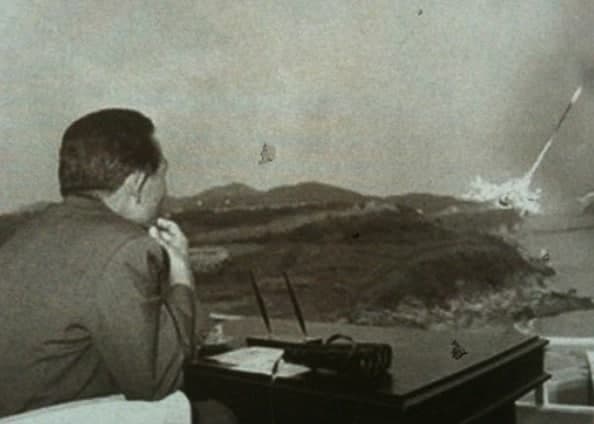 고(故) 박정희 전 대통령이 백곰 지대지 미사일 발사를 지켜보는 모습. / 전쟁기념관