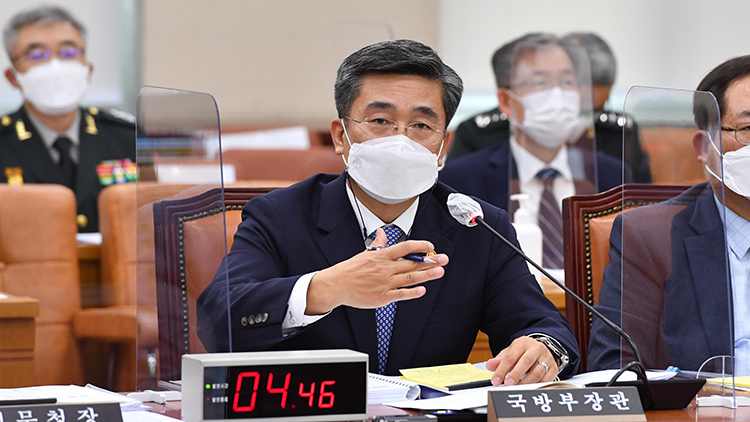  서욱 국방부 장관이 31일 국회 국방위원회 전체회의에 출석, 부실 급식 문제 등 현안 관련 질의에 답하고 있다. / 연합뉴스