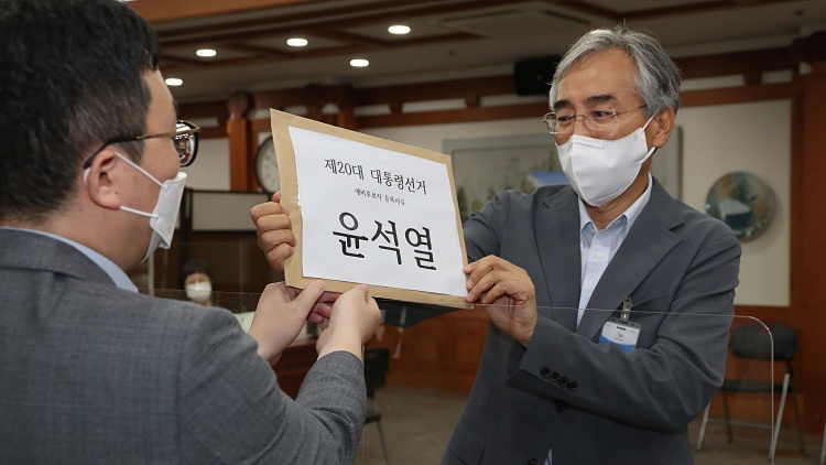 이석준 전 국무조정실장(오른쪽)이 12일 오전 경기도 과천시 중앙선관위에서 윤석열 전 검찰총장의 대선 예비후보 등록을 하고 있다 / 국회사진기자단