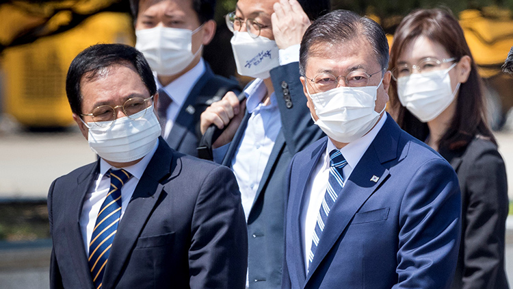 문재인 대통령이 지난 5월 미국 출국을 위해 성남 서울공항에서 유영민 비서실장(왼쪽)과 함께 이동하고 있다. 최근 청와대 참모들의 적극적인 방송 출연 배경엔 소통을 강조하는 유 실장의 역할이 컸던 것으로 알려졌다. / 조선DB