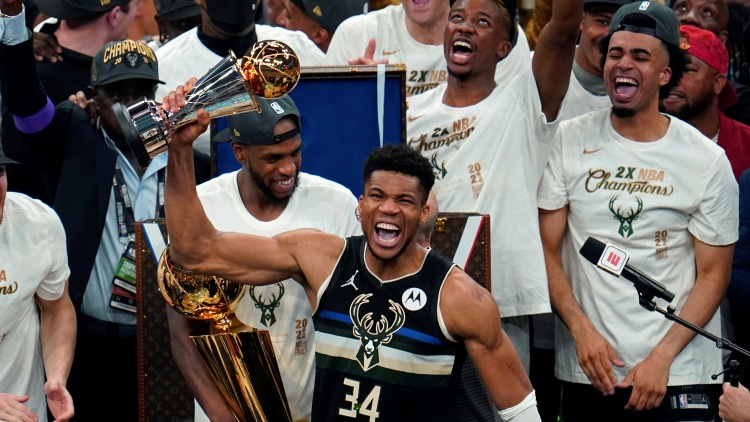 MVP로 선정된 아데토쿤보  / AP 연합뉴스