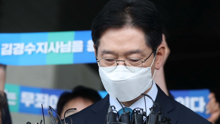 '드루킹 댓글 여론 조작' 사건에 연루돼 징역 2년이 확정된 김경수 지사가 21일 경남도청에서 입장 표명 중 생각하고 있다 / 연합뉴스