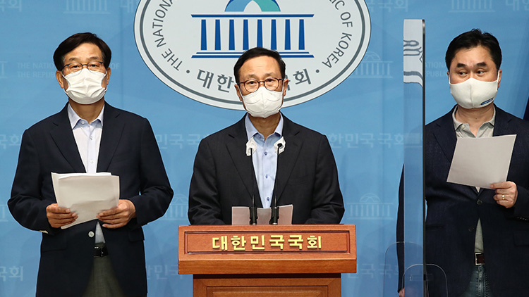 더불어민주당 신동근(왼쪽부터), 홍영표, 김종민 의원이 16일 국회 소통관에서 민주당 대선 경선 후보들에게 정치개혁과 기본소득에 대한 치열한 논쟁 참여를 제안하는 입장문을 발표하고 있다. / 연합뉴스