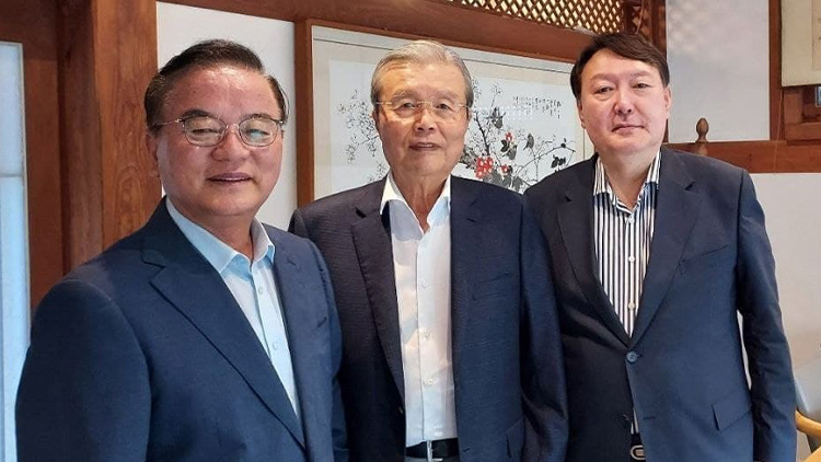 윤석열 국민의힘 대선 예비후보(오른쪽)와 김종인 전 비상대책위원장(가운데)이 17일 서울 중구의 한 식당에서 정갑윤 전 국회부의장(왼쪽)의 주선으로 오찬 회동을 했다. / 정갑윤 전 국회부의장 제공