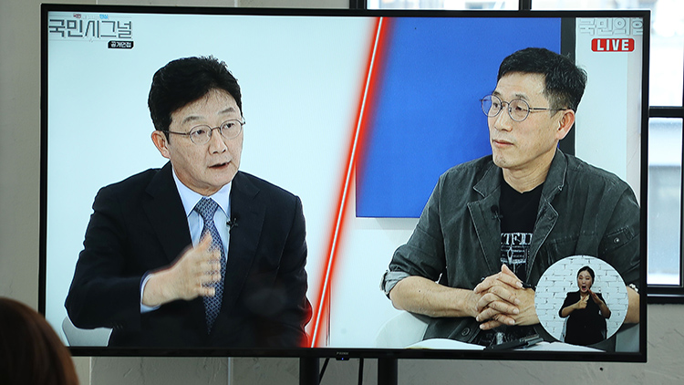 '국민 시그널 면접'에 참가한 유승민 후보와 면접관 진중권 전 교수 / 연합뉴스