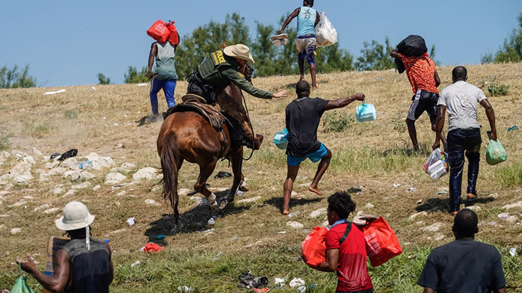 가축 몰이하듯…말 타고 아이티 난민 내쫓은 美 국경순찰대