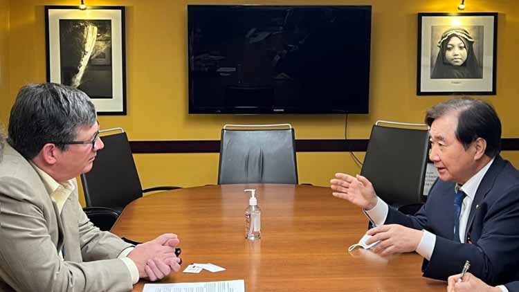 지난 28일(현지시간) 이석현 민주평화통일자문회의 수석부의장(오른쪽)이 미국 워싱턴DC에서 마크 램버트 미 국무부 동아시아·태평양 부차관보와 면담하고 있다. / 민주평화통일자문회의 제공