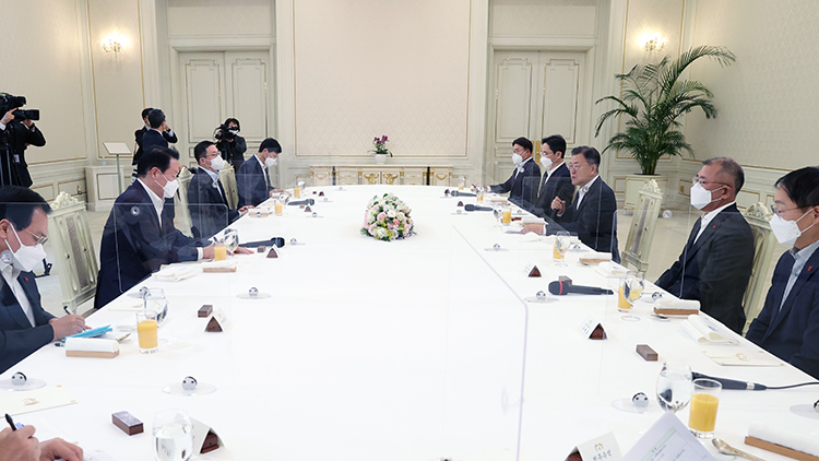 문재인 대통령이 27일 청와대에서 열린 '청년희망 온(ON) 참여기업 대표 초청 오찬 간담회'에 참석, 발언하고 있다. / 연합뉴스
