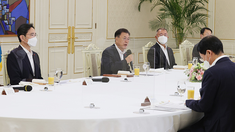 문재인 대통령이 27일 청와대에서 열린 '청년희망 온(ON) 참여기업 대표 초청 오찬 간담회'에 참석, 발언하고 있다. / 연합뉴스