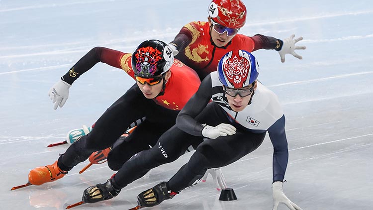 한국 쇼트트랙 대표팀 황대헌이 2022 베이징 동계올림픽 개막 사흘째인 7일 오후 중국 베이징 캐피탈 실내 경기장에서 열린 쇼트트랙 남자 1000m 준결승 1조 경기에서 중국 선수들을 인코스로 추월하고 있다. 황대헌의 이 상황을 심판은 반칙으로 인정해 실격 처리했다. / 연합뉴스