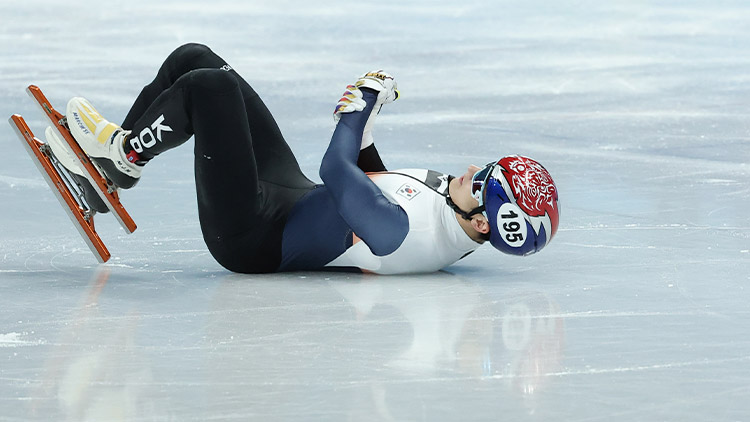 한국 쇼트트랙 대표팀 박장혁이 2022 베이징 동계올림픽 개막 사흘째인 7일 오후 중국 베이징 캐피탈 실내 경기장에서 열린 쇼트트랙 남자 1000m 준준결승 1조 경기에서 넘어진 뒤 우다징(중국) 스케이트에 부상을 입고 왼손을 부여 잡고 있다. / 연합뉴스