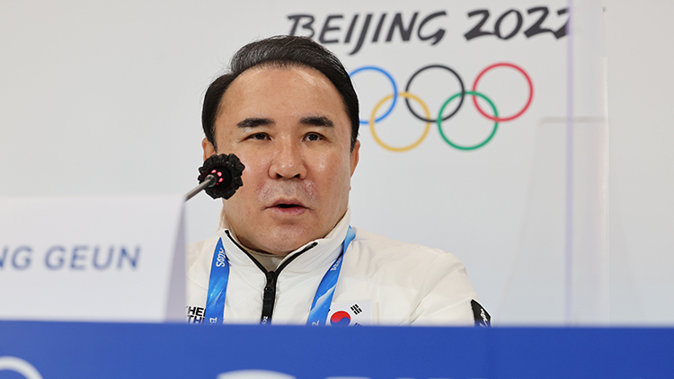 8일 중국 베이징 메인미디어센터(MMC)에서 열린 대한민국 선수단 베이징 동계올림픽 긴급 기자회견에서 윤홍근 선수단장이 쇼트트랙 판정 문제 관련 발언하고 있다. / 연합뉴스