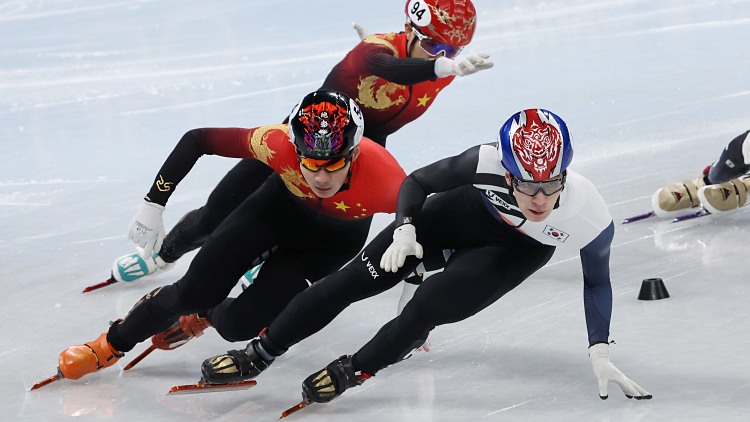한국 쇼트트랙 대표팀 황대헌이 2022 베이징 동계올림픽 개막 사흘째인 7일 오후 중국 베이징 캐피탈 실내 경기장에서 열린 쇼트트랙 남자 1000m 준결승 1조 경기에서 중국 선수들을 인코스로 추월하고 있다. 황대헌의 이 상황을 심판은 반칙으로 인정해 실격 처리했다. / 연합뉴스