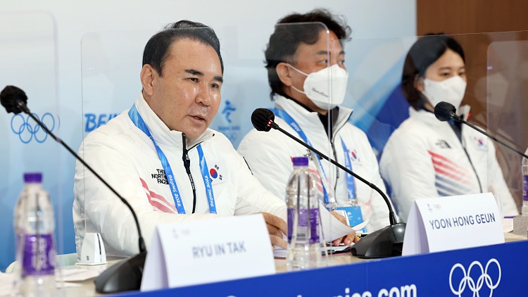 8일 중국 베이징 메인미디어센터(MMC)에서 열린 대한민국 선수단 베이징 동계올림픽 긴급 기자회견에서 윤홍근 선수단장이 쇼트트랙 판정 문제 관련 발언하고 있다. / 연합뉴스