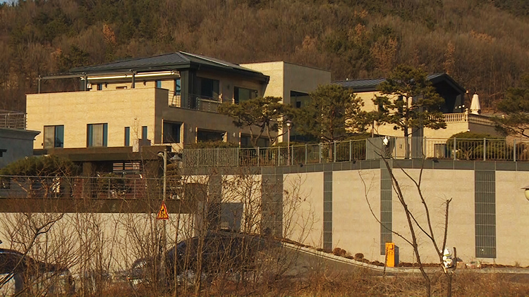 박근혜 전 대통령 사저 예정지 마당 정원에 소나무들이 심어져있다. / TV조선