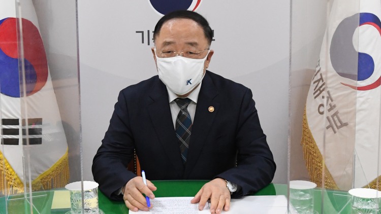 홍남기 경제부총리 겸 기획재정부 장관이 16일 정부서울청사에서 2022년 1월 고용동향을 주요 내용으로 한 관계장관회의(녹실회의)를 주재하고 있다./ 기획재정부 제공