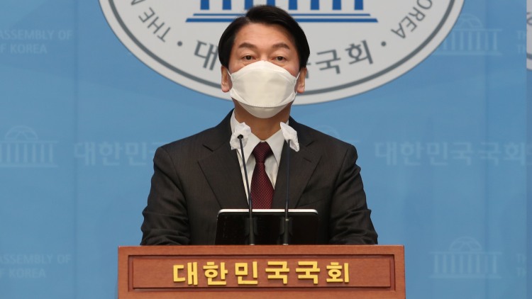 국민의당 안철수 대선후보가 20일 국회 소통관에서 "지난 일주일 기다리고 지켜보았다. 더이상의 무의미한 과정과 시간을 정리하겠다"며 국민의힘 윤석열 후보와의 단일화 결렬을 선언하고 있다. / 국회사진기자단