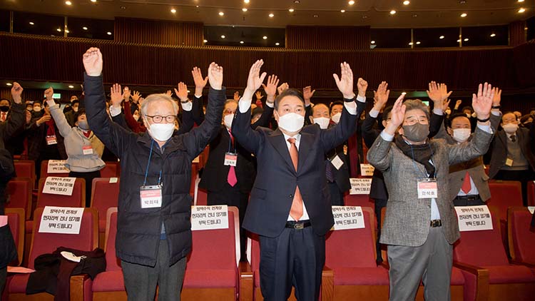 국민의힘 윤석열 대선 후보가 24일 서울 여의도 국회도서관에서 열린 '여야 전직 국회의장ㆍ국회의원 윤석열 후보 지지 선언' 행사에서 만세삼창하고 있다. 왼쪽부터 박희태 전 국회의장, 윤 후보, 강석호 전 의원. / 국회사진기자단