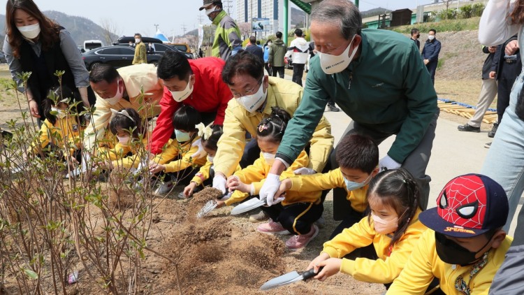 허창수 전경련 회장, 이철우 경상북도 도지사, 이강덕 포항시장이 7일 포항시 형산강변 일원에서 열린 '산불피해 복구를 위한 희망나무 심기' 행사에 참석해 어린이들과 나무를 심고 있다./ 전경련 제공)