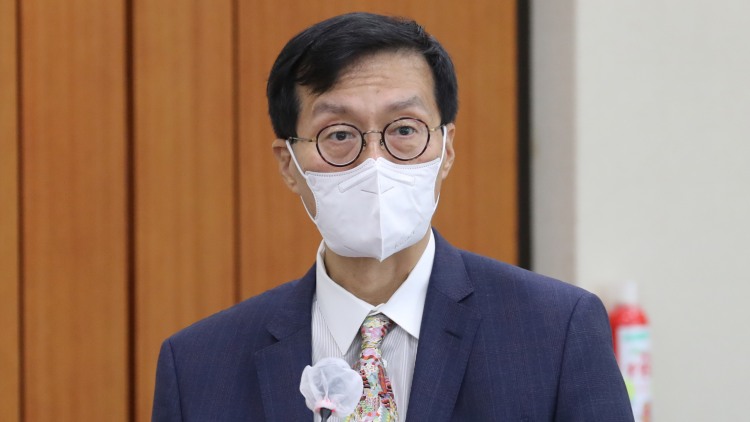 이창용 한국은행 총재 후보자가 19일 오전 국회 기획재정위원회 전체회의실에서 열린 인사청문회에서 인사말을 하고 있다. / 국회사진기자단