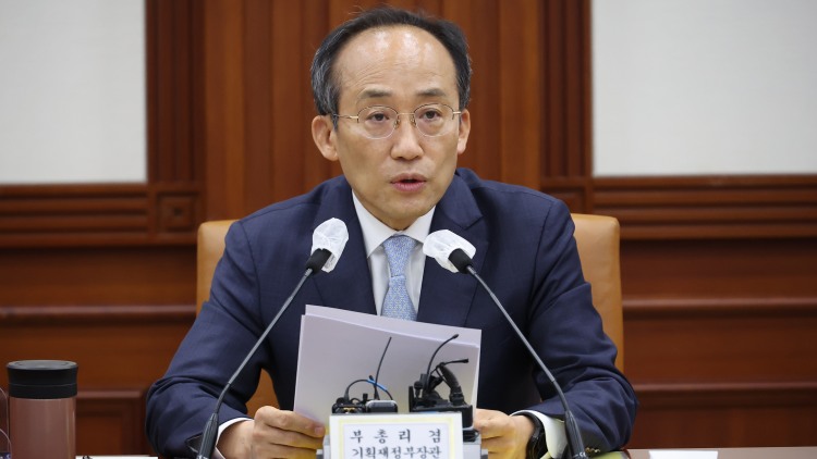 추경호 경제부총리 겸 기획재정부 장관이 30일 오전 정부서울청사에서 제1차 경제관계장관회의를 주재하고 있다. / 연합뉴스