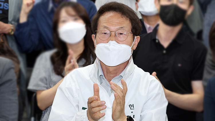 조희연 서울시교육감 후보가 1일 서울 서대문구 한 빌딩에 마련된 선거 사무소에서 출구조사 결과 발표를 지켜보며 박수치고 있다. / 연합뉴스