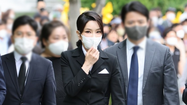 윤석열 대통령의 배우자 김건희 여사가 13일 경남 김해시 봉하마을을 방문해 고(故) 노무현 전 대통령 묘소에 참배한 뒤 권양숙 여사를 예방하기 위해 사저로 향하고 있다. / 연합뉴스