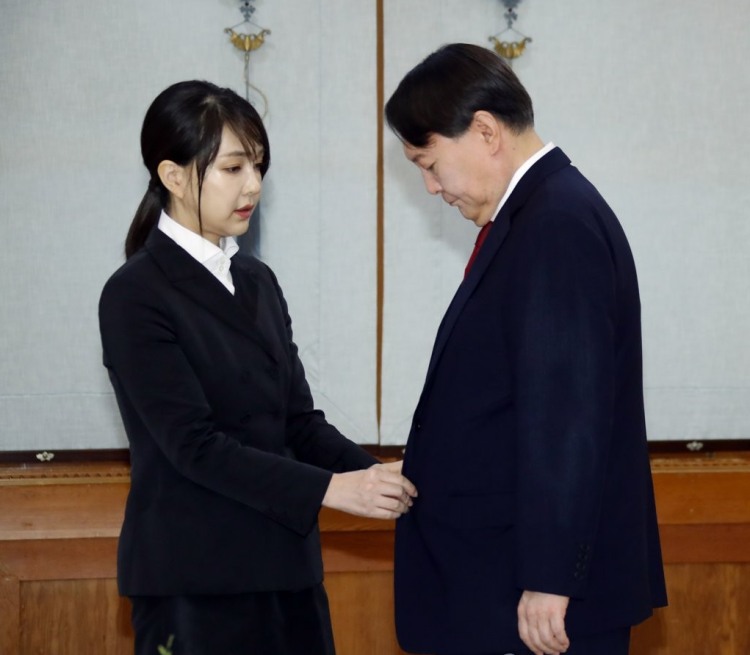 김건희 여사가 2019년 7월 청와대에서 열린 윤석열 신임 검찰총장 임명장 수여식에 참석해 남편의 옷 매무새를 다듬어주는 모습.